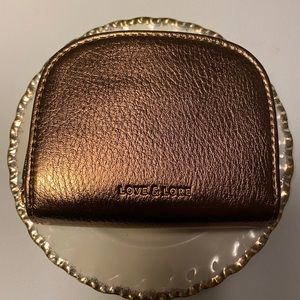 💛 love & lore Beautiful golden wallet.